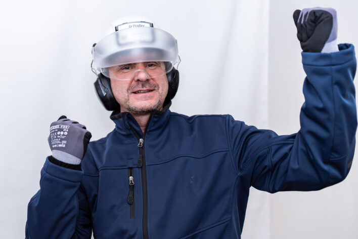 Sicherheitsjacke, Sicherheitshelm und Sicherheitshandschuhe 